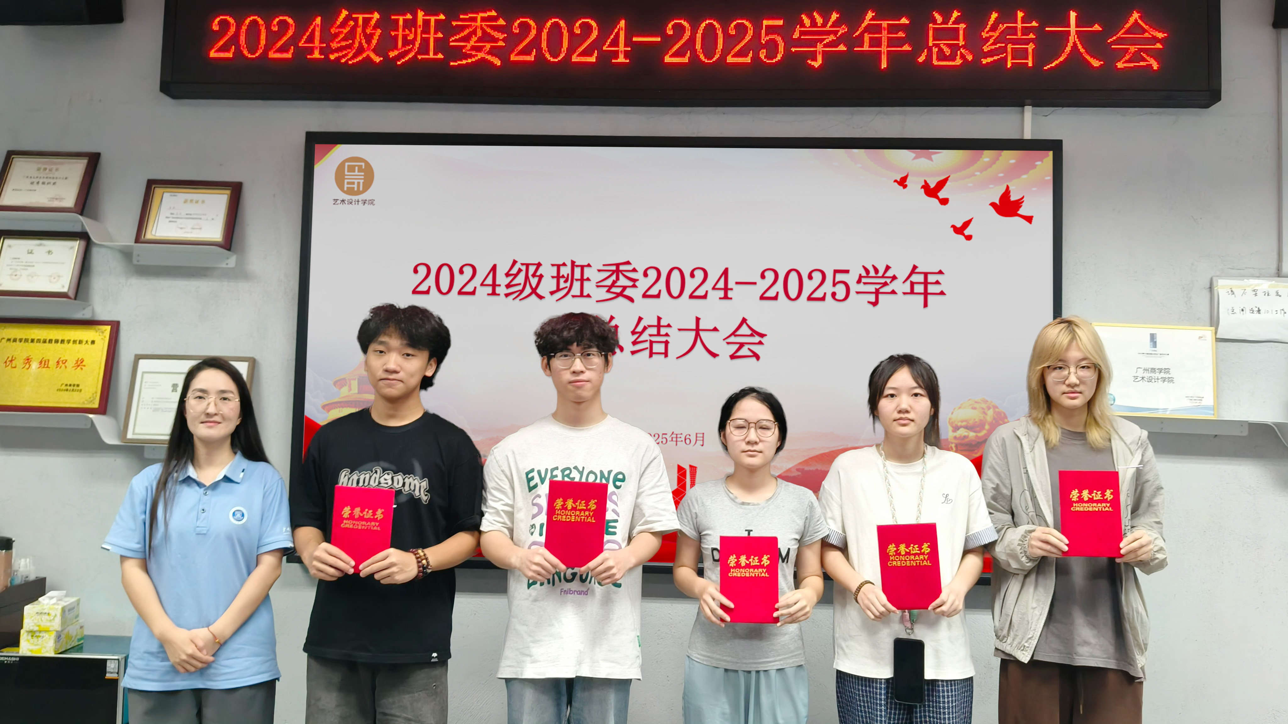 图2：郑颖超老师给获奖员工骨干颁发荣誉证书.jpg
