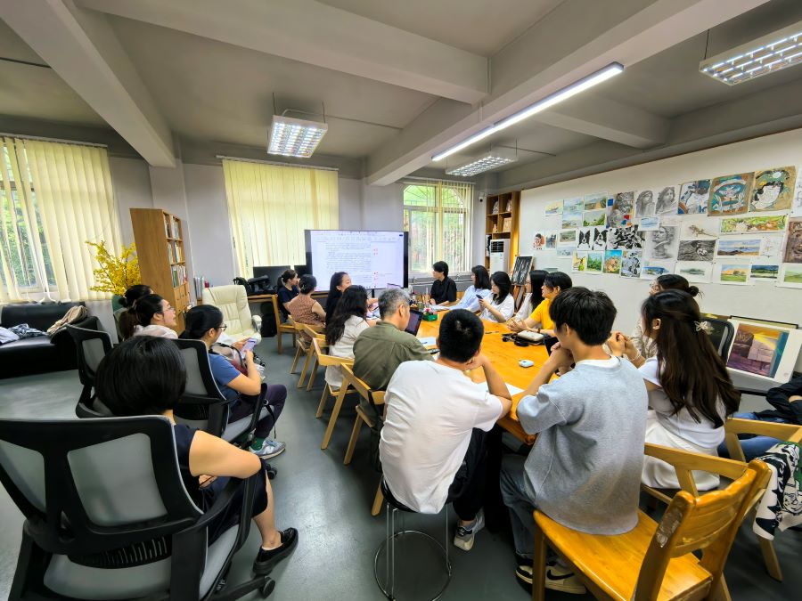 图2 与会教师交流.jpg