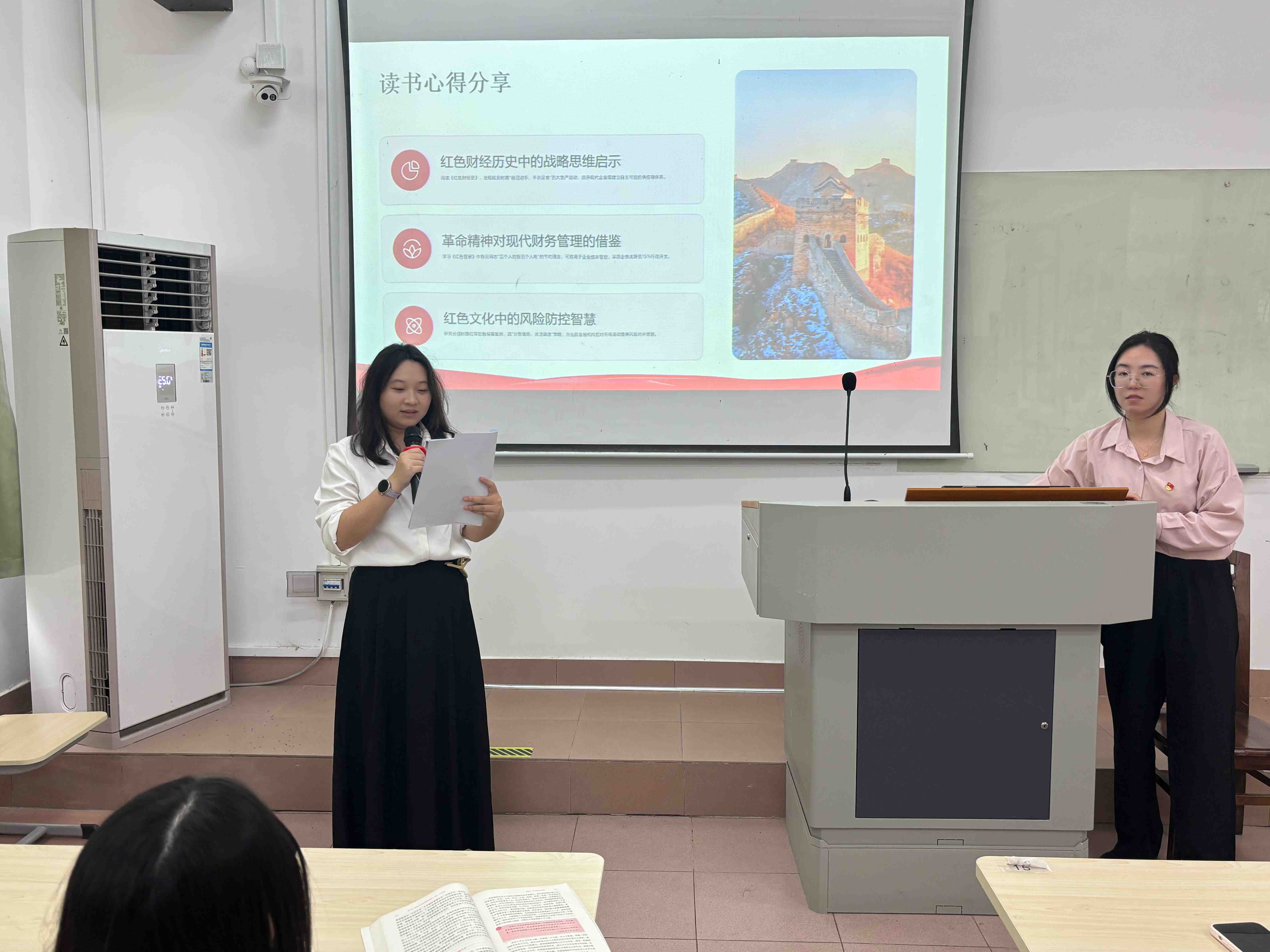 党员代表依次诵读红色财经书籍2.jpg