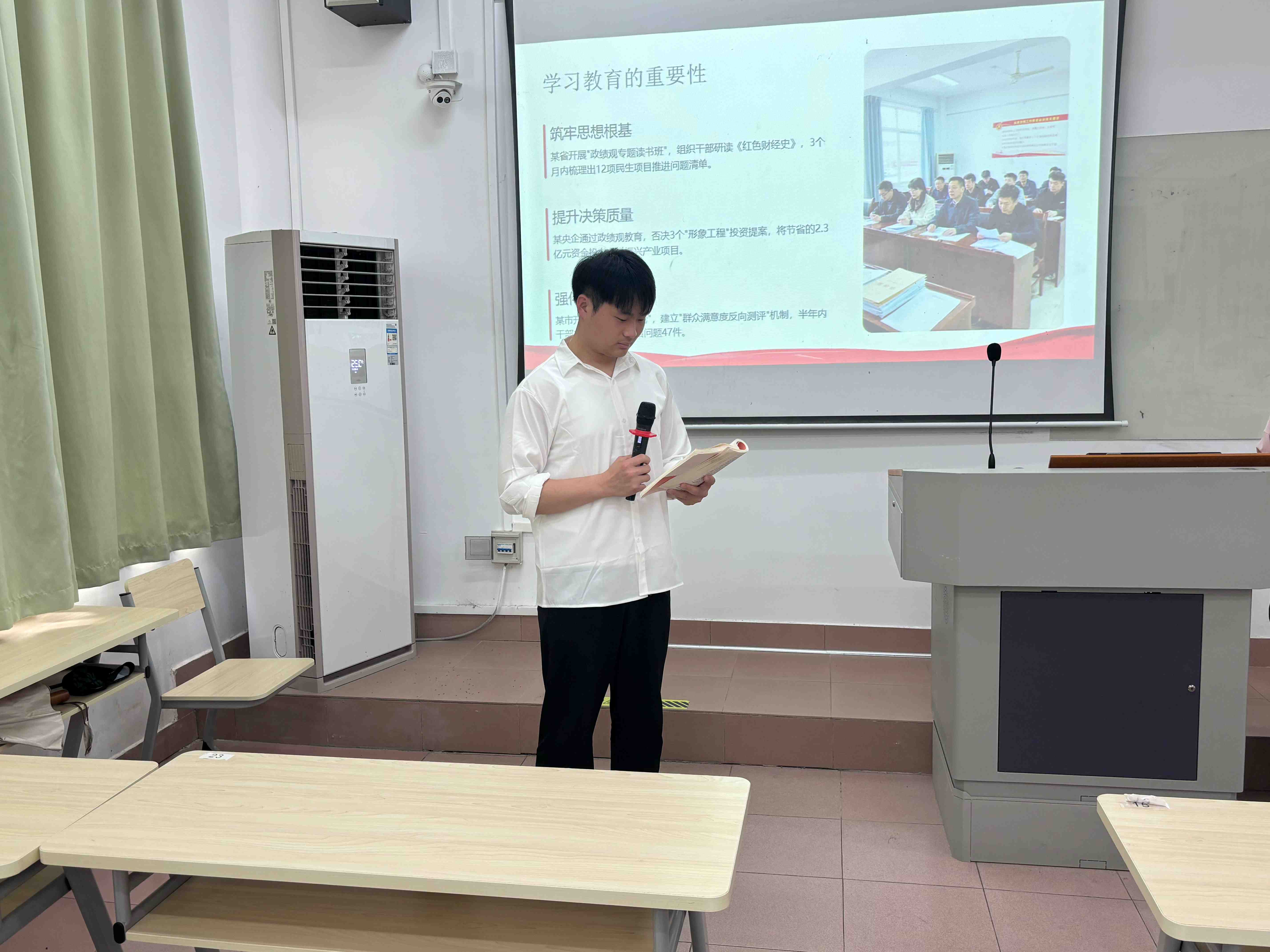 党员代表依次诵读红色财经书籍3.jpg