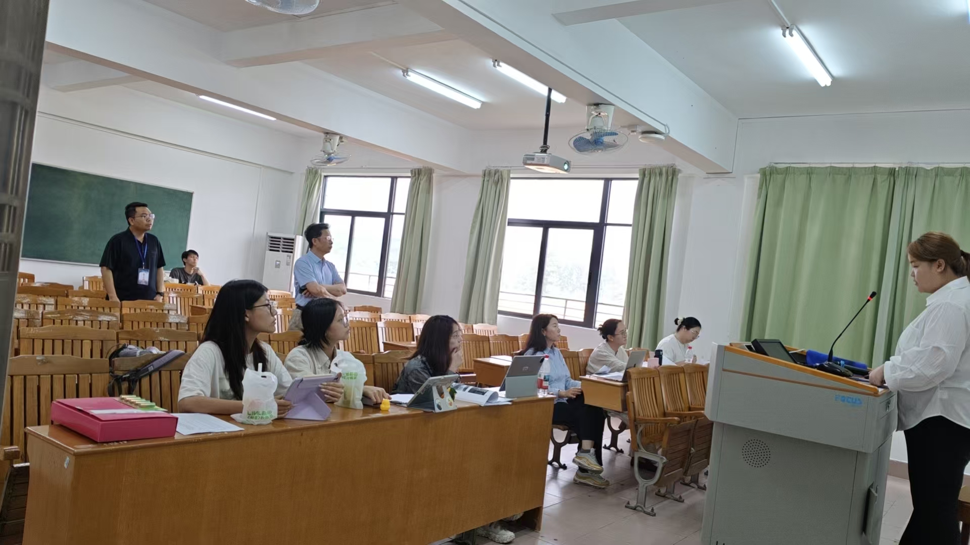 熊校巡查2.jpg
