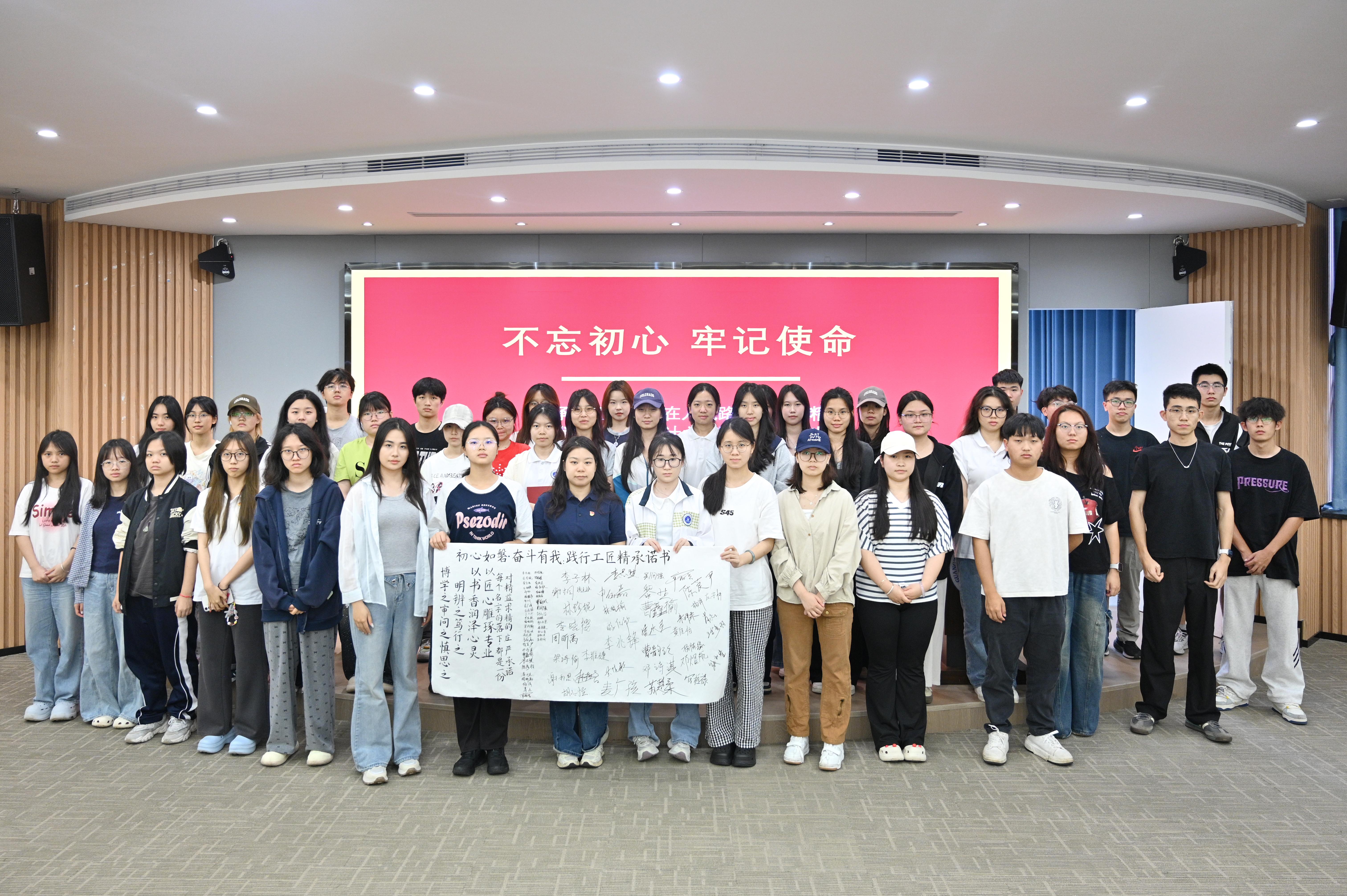 活动现场全体人员合影(1).jpg