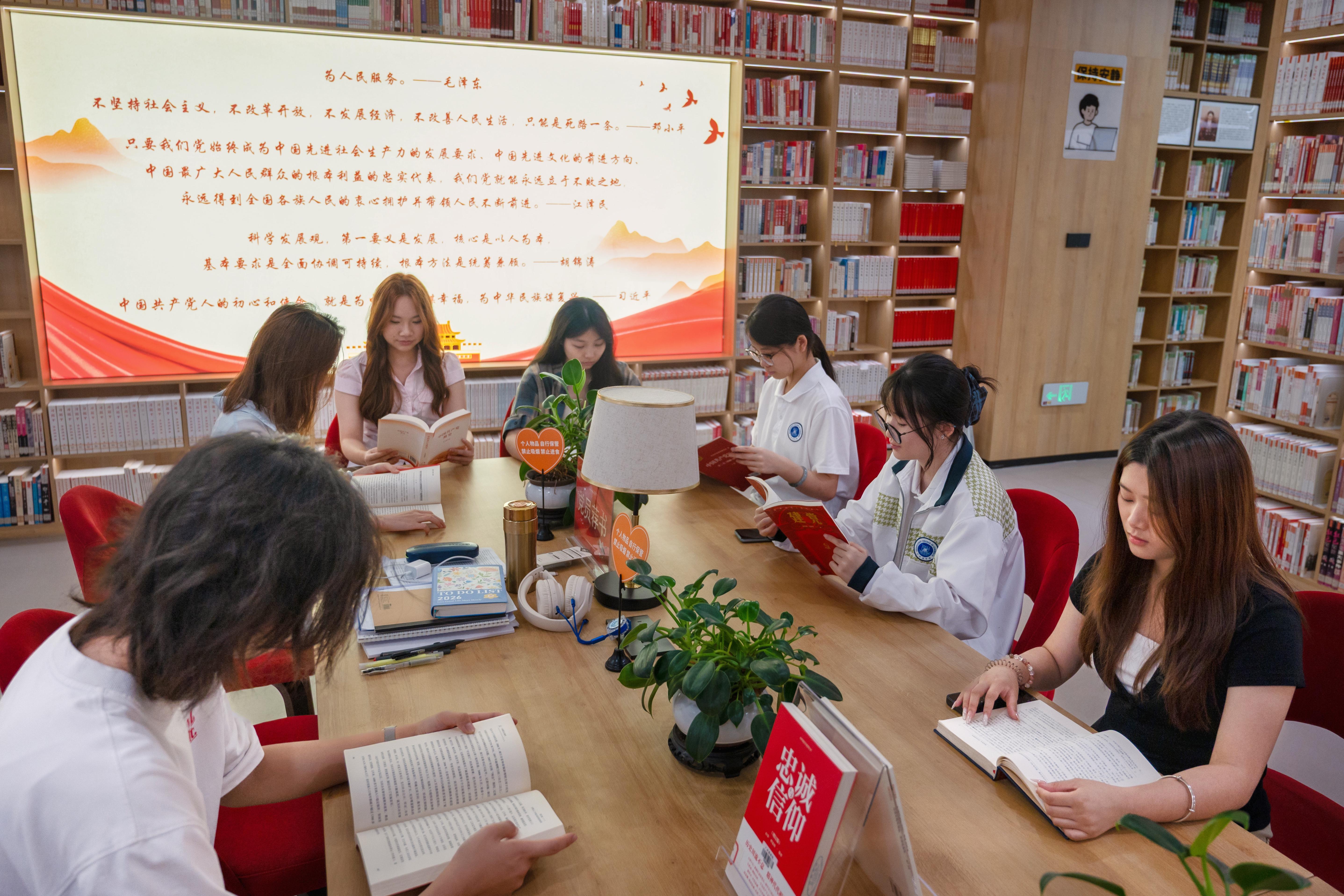 党支部成员在图书馆认真阅读学习(1).jpg